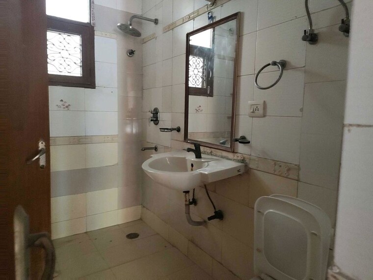 Bathroom, parsvnath-prestige 3 Bedroom 1550 Sq.Ft. Apartment In Sector 93a Noida 10377070