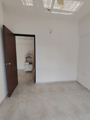 Room in 2 BHK Apartment at Lodha Amara, Kolshet Road – for Rent