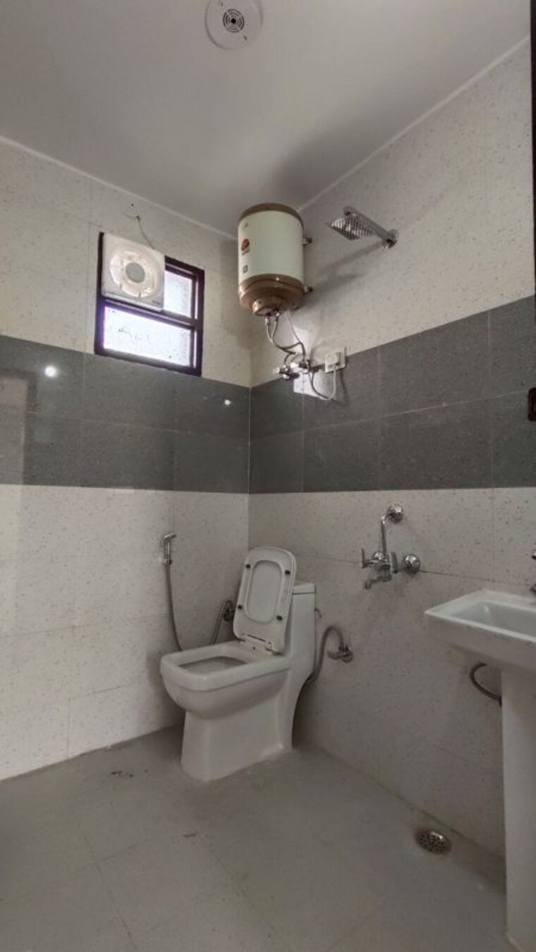 Bathroom, saket 1 Bedroom 450 Sq.Ft. Apartment In Saket Delhi 10377102