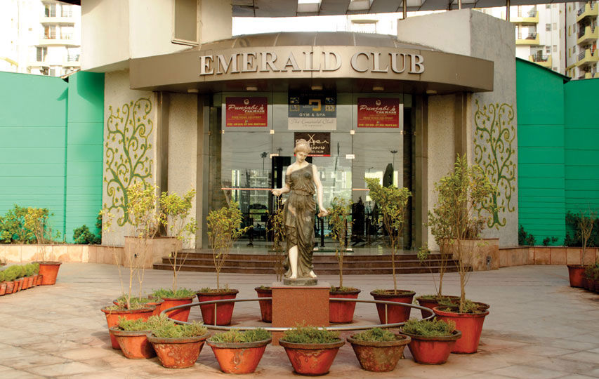 3 BHK + Servant Room Apartment For Sale in Supertech Emerald Court