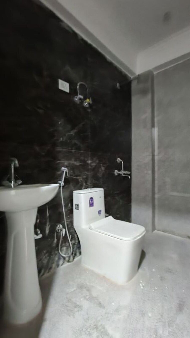 Bathroom, saket 2 Bedroom 800 Sq.Ft. Apartment In Saket Delhi 10377108