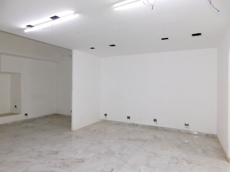 Room, lower parel west Commercial Showroom 1200 Sq.Ft. In Lower Parel West Mumbai 10377188