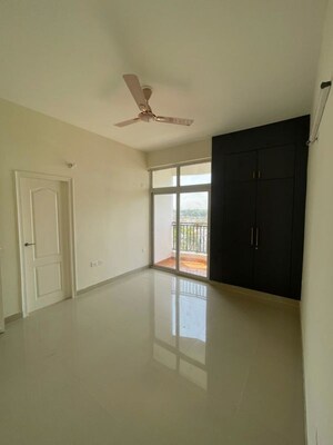 Room in 3 BHK Apartment at Ansal Sushant Jeevan Enclave, Sushant Golf City – for Rent