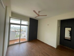 Room in 3 BHK Apartment at Ansal Sushant Jeevan Enclave, Sushant Golf City – for Rent
