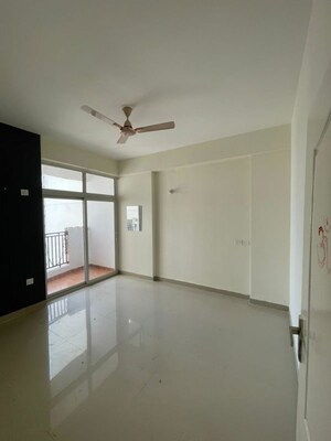 Room in 3 BHK Apartment at Ansal Sushant Jeevan Enclave, Sushant Golf City – for Rent