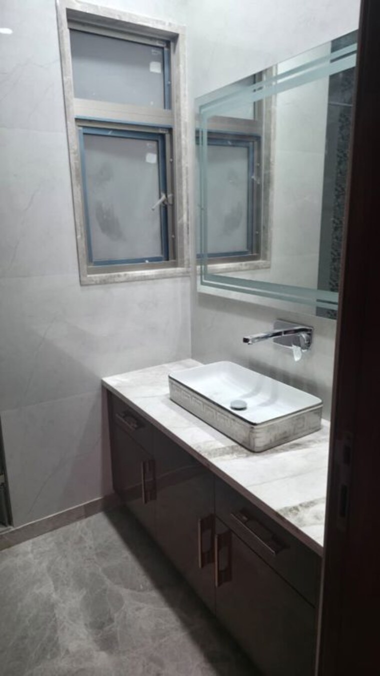 Bathroom, defence colony 3 Bedroom 250 Sq.Yd. Apartment In Defence Colony Delhi 10377211