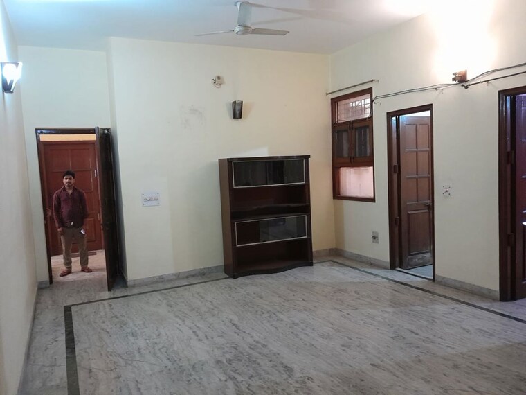 Room, rwa-apartments-sector-71 3.5 Bedroom 360 Sq.Mt. Independent House In Sector 71 Noida 10377221