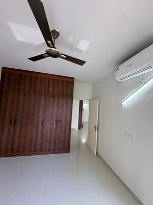 Room in 3 BHK Apartment at Omaxe The Palace, Gomti Nagar – for Rent