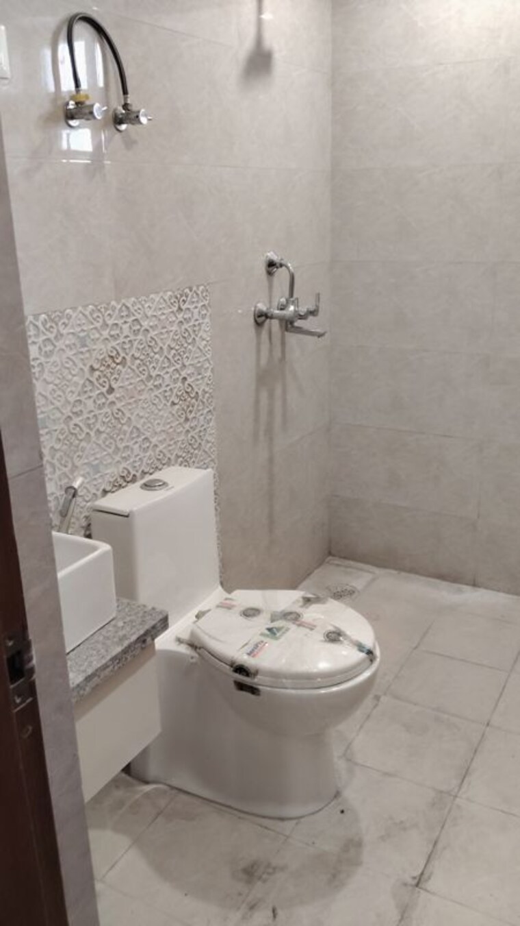 Bathroom, the-golden-gate 2 Bedroom 1098 Sq.Ft. Apartment In Mahurali Ghaziabad 10377318