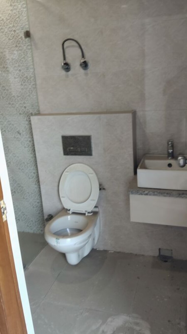 Bathroom, the-golden-gate 2 Bedroom 1098 Sq.Ft. Apartment In Mahurali Ghaziabad 10377336