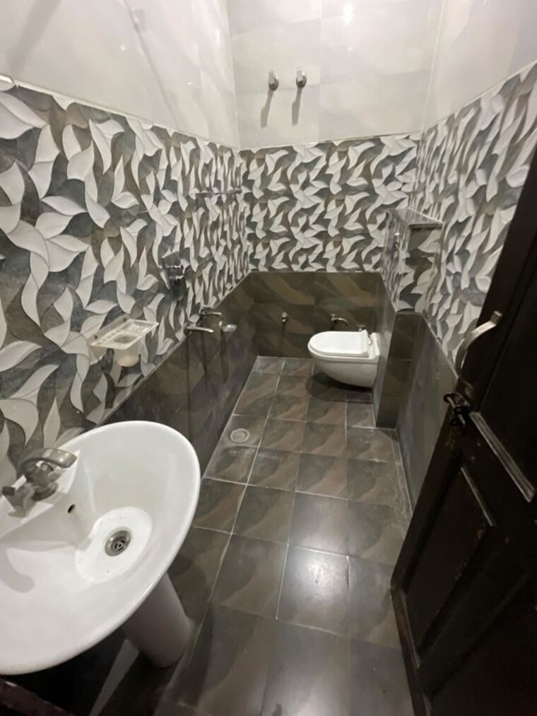 Bathroom, sector 21d 1 RK 160 Sq.Yd. Builder Floor In Sector 21d Faridabad 10377410
