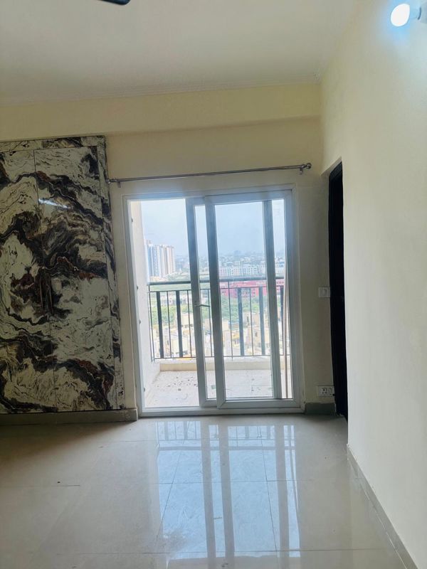 3 BHK 1400 Sq.Ft. Apartment in Amrapali Centurian Park
