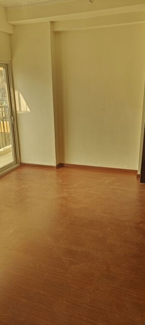 Room in 3 BHK Apartment at Amrapali Centurian Park, Tech Zone 4 Greater Noida – for Sale