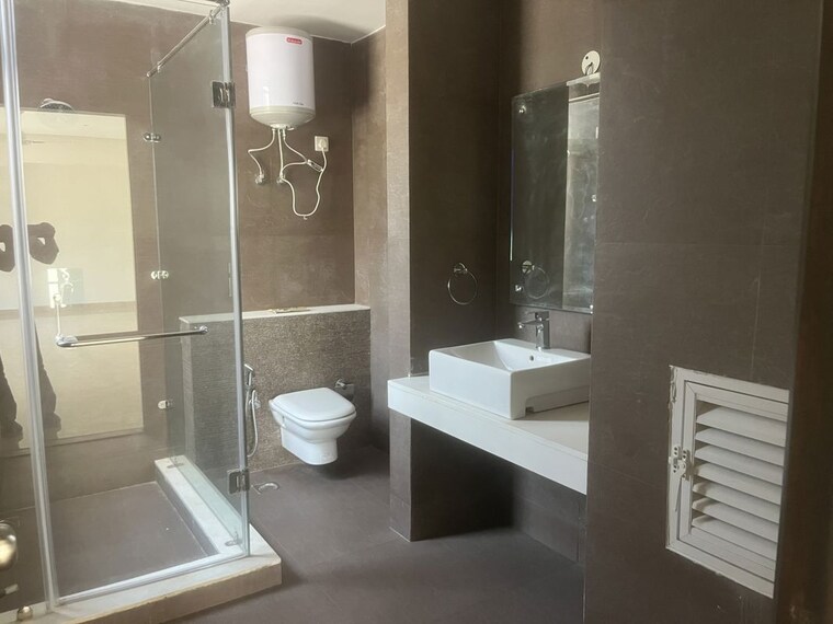 Washroom, unitech-uniworld-resorts-the-residences 4 Bedroom 500 Sq.Yd. Villa In Sector 33 Gurgaon 10377405