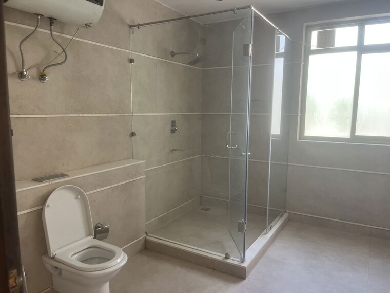 Bathroom, unitech-uniworld-resorts-the-residences 4 Bedroom 500 Sq.Yd. Villa In Sector 33 Gurgaon 10377405