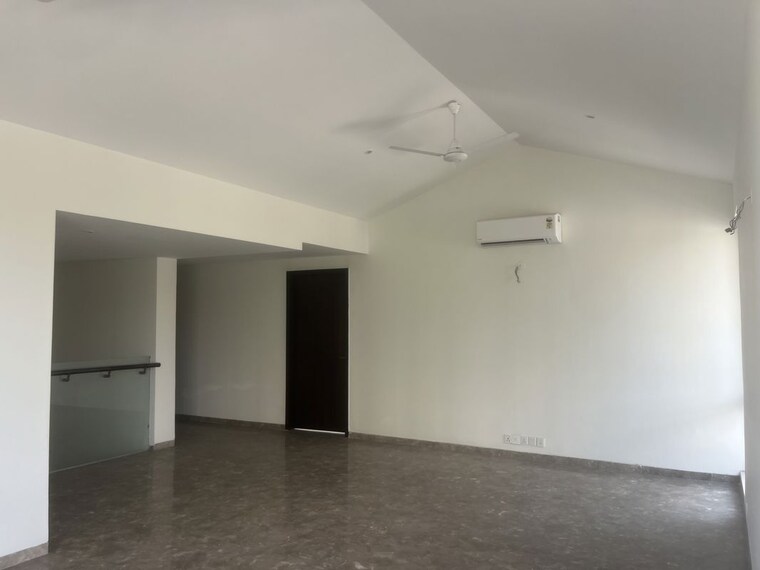 Room, unitech-uniworld-resorts-the-residences 4 Bedroom 500 Sq.Yd. Villa In Sector 33 Gurgaon 10377405