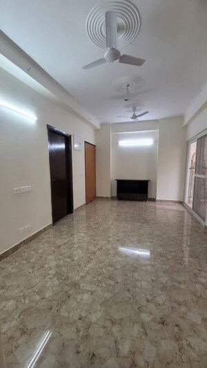 Room in 3 BHK Apartment at Amrapali Centurian Park, Tech Zone 4 Greater Noida – for Rent