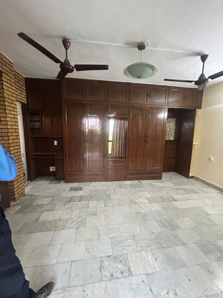  Parking, lalleshwari-vatika-cghs 2.5 Bedroom 1600 Sq.Ft. Apartment In Sector 21d Faridabad 10377444