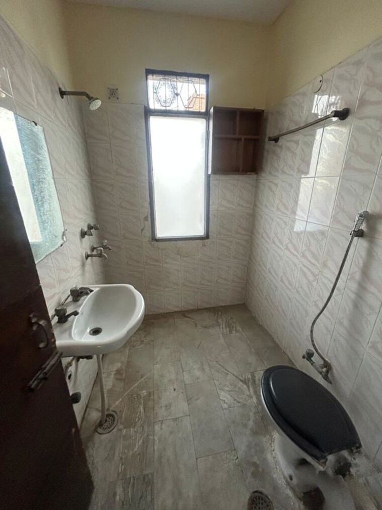 Bathroom, lalleshwari-vatika-cghs 2.5 Bedroom 1600 Sq.Ft. Apartment In Sector 21d Faridabad 10377444