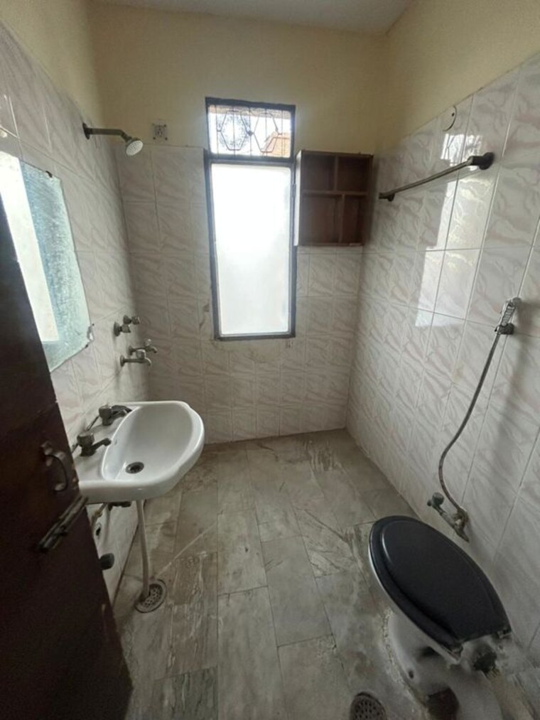 Bathroom, lalleshwari-vatika-cghs 2.5 Bedroom 1600 Sq.Ft. Apartment In Sector 21d Faridabad 10377444
