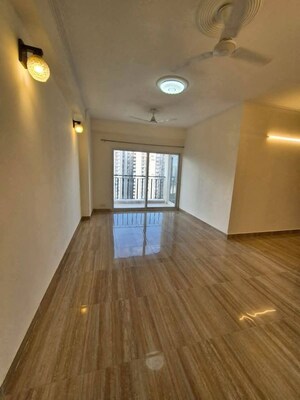 Room in 4 BHK Apartment at Amrapali Centurian Park, Tech Zone 4 Greater Noida – for Rent