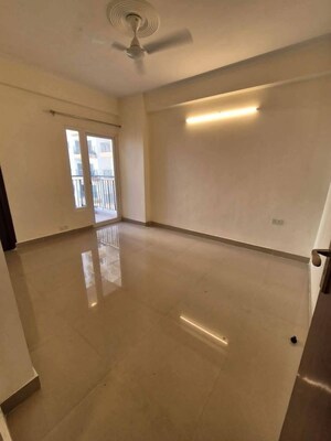 Room in 4 BHK Apartment at Amrapali Centurian Park, Tech Zone 4 Greater Noida – for Rent