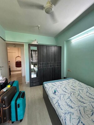 Bedroom in 2.5 BHK Apartment at Hiranandani Meadows, Manpada – for Rent