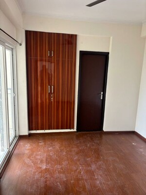 Room in 2 BHK Apartment at Amrapali Centurian Park, Tech Zone 4 Greater Noida – for Rent