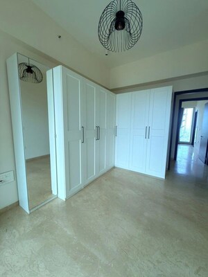 Room in 4 BHK Apartment at Raheja Imperia, Worli – for Rent