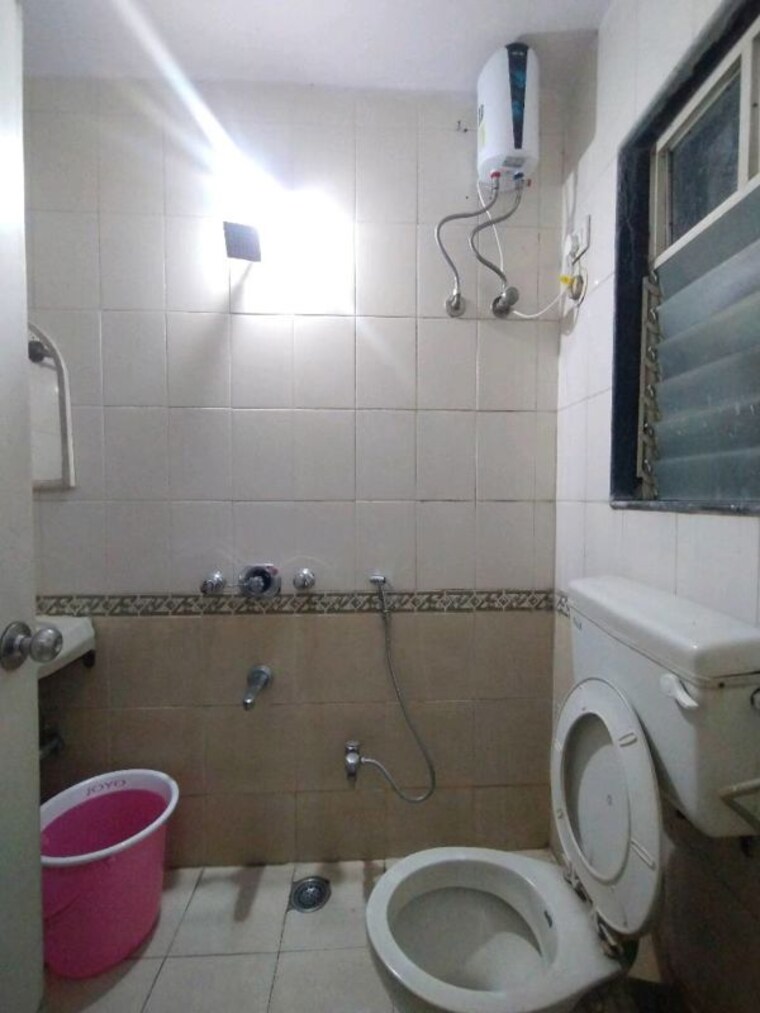 Bathroom, nirmal-lifestyle-residency-chs-ltd 2 Bedroom 900 Sq.Ft. Apartment In Mulund West Mumbai 10377570