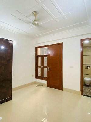 Room in 1 BHK Builder Floor at Saket – for Rent