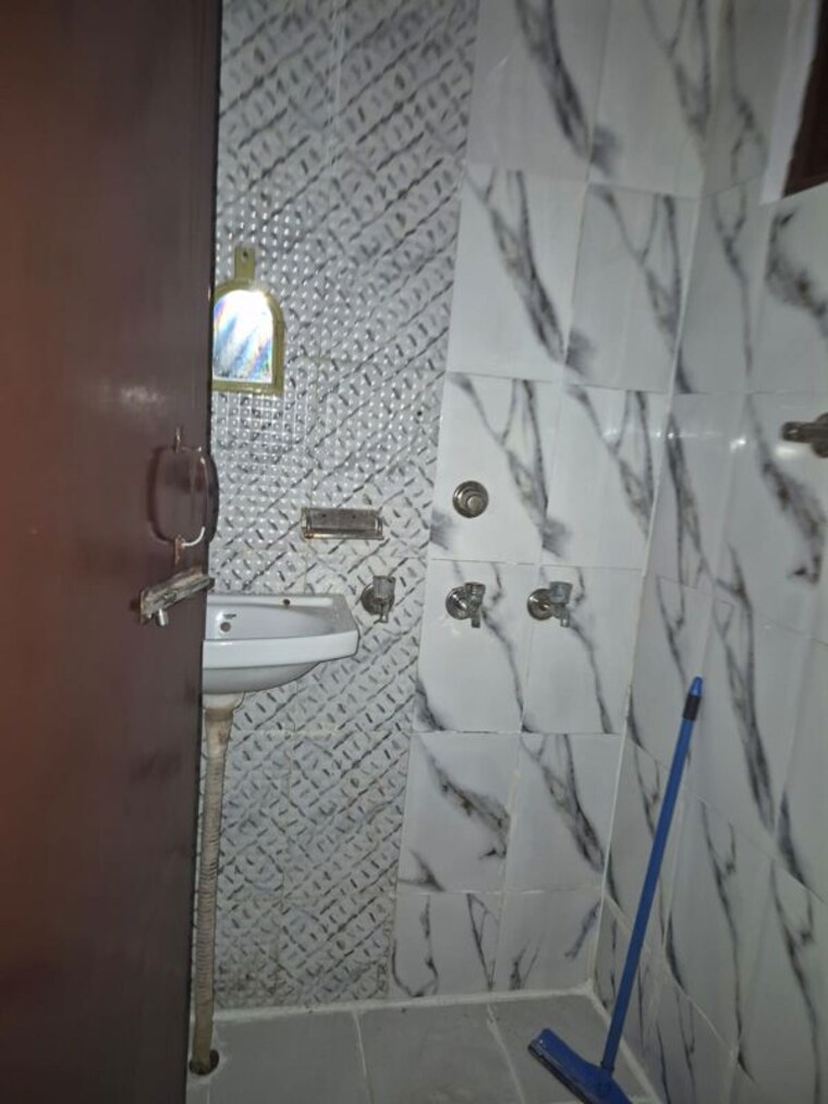 Bathroom, mayur vihar 1.5 Bedroom 450 Sq.Ft. Builder Floor In Mayur Vihar Delhi 10377812