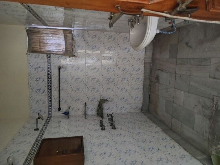 Bathroom, sahayog-chs-vasundhara-sector-9 2.5 Bedroom 1450 Sq.Ft. Apartment In Vasundhara Sector 9 Ghaziabad 10377808