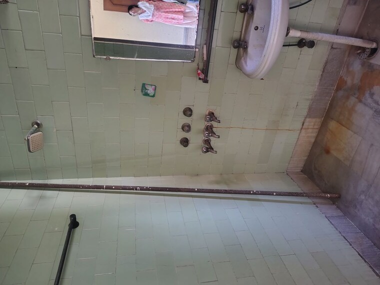 Bathroom, sahayog-chs-vasundhara-sector-9 2.5 Bedroom 1450 Sq.Ft. Apartment In Vasundhara Sector 9 Ghaziabad 10377808