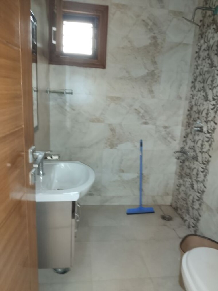 Bathroom, sarita vihar 3 Bedroom 1950 Sq.Ft. Builder Floor In Sarita Vihar Delhi 10377832