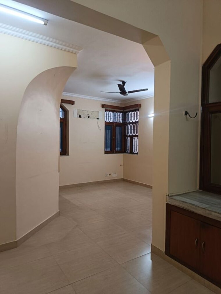 undefined, sector 31 6 Bedroom 112 Sq.Mt. Independent House In Sector 31 Noida 10377954