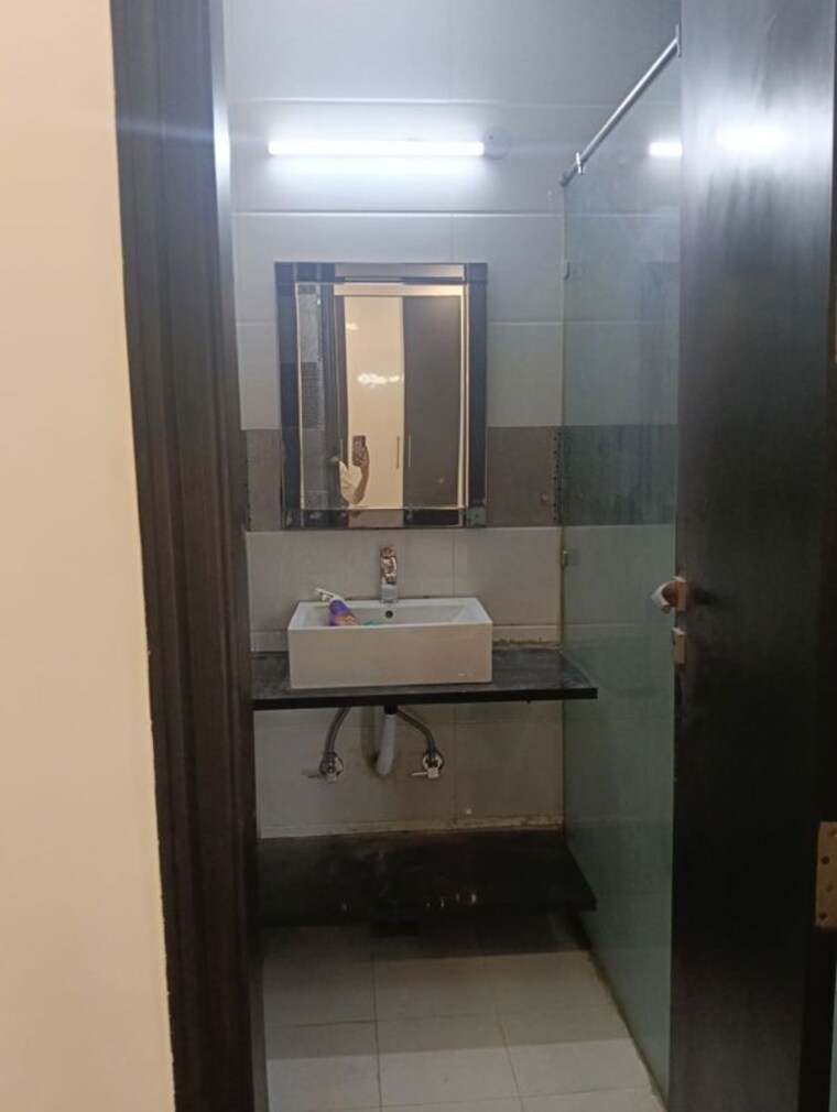 Bathroom, mansarover garden 4 Bedroom 300 Sq.Ft. Builder Floor In Mansarover Garden Delhi 10377899
