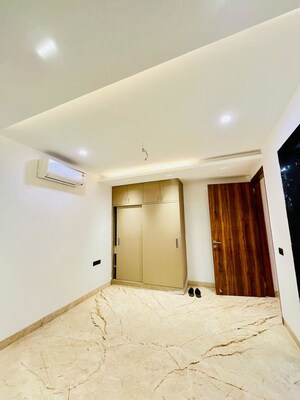 Room in 3 BHK Builder Floor at Realtech The Luxurium, Sushant Lok I – for Rent