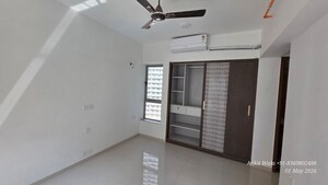Room in 3 BHK Apartment at Kalpataru Immensa B, Kolshet Road – for Rent