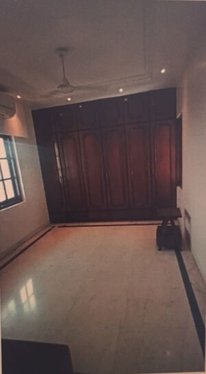 Furnished Amenities in 2.5 BHK Apartment at Jolly Maker Apartment, Cuffe Parade – for Rent
