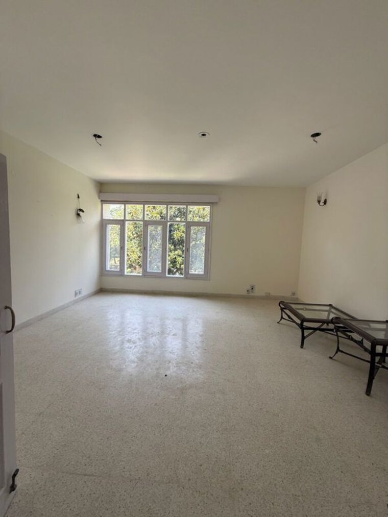 Room, sector 9 3 Bedroom 2000 Sq.Yd. Builder Floor In Sector 9 Chandigarh 10378173