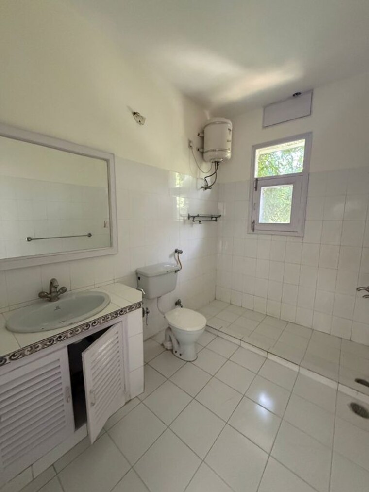 Bathroom, sector 9 3 Bedroom 2000 Sq.Yd. Builder Floor In Sector 9 Chandigarh 10378173