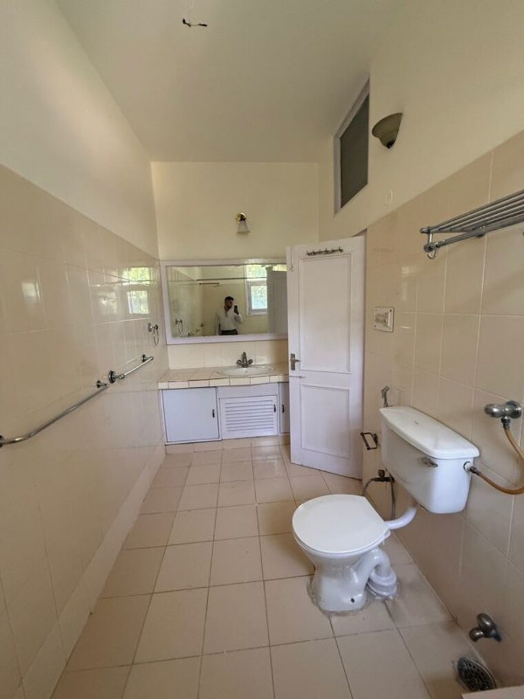 Bathroom, sector 9 3 Bedroom 2000 Sq.Yd. Builder Floor In Sector 9 Chandigarh 10378173