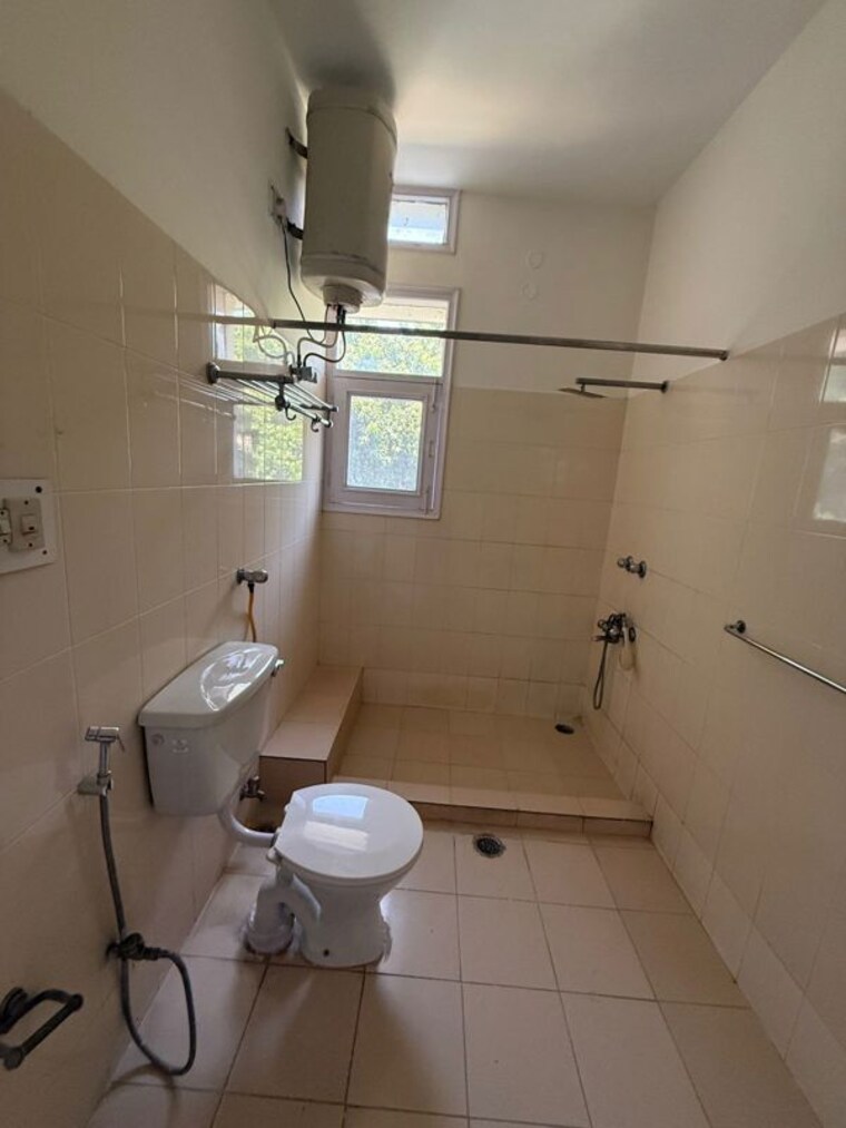 Bathroom, sector 9 3 Bedroom 2000 Sq.Yd. Builder Floor In Sector 9 Chandigarh 10378173