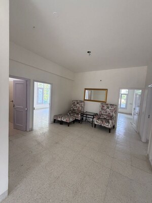Room in 3 BHK Builder Floor at Sector 9 – for Rent