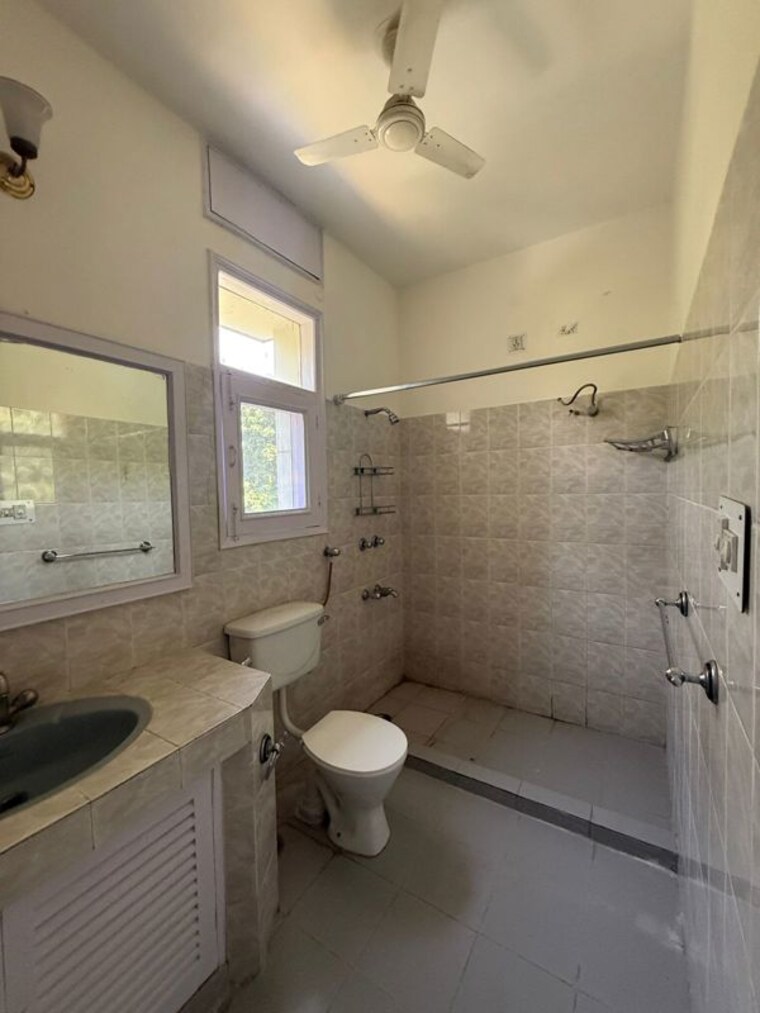 Bathroom, sector 9 3 Bedroom 2000 Sq.Yd. Builder Floor In Sector 9 Chandigarh 10378173
