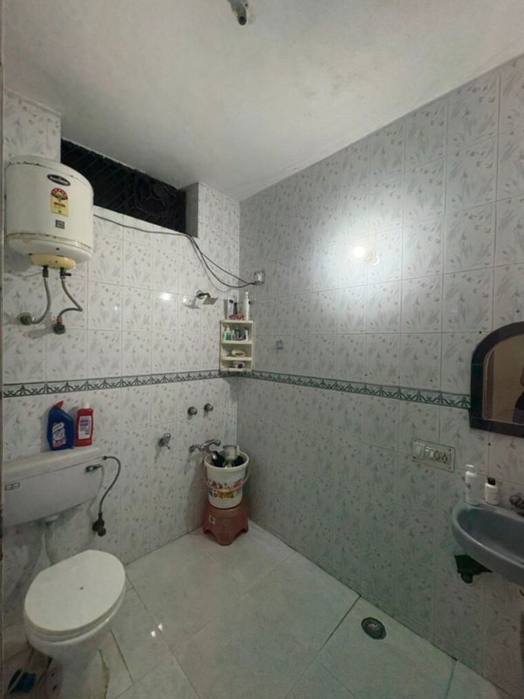 Bathroom, lajpat nagar i 2 Bedroom 100 Sq.Yd. Builder Floor In Lajpat Nagar I Delhi 10378205