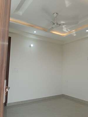 Room in 3 BHK Apartment at Allure Estate, Sector 14 – for Rent