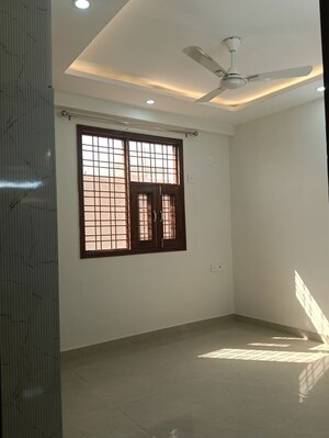 Room in 3 BHK Apartment at Allure Estate, Sector 14 – for Rent