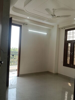Room in 3 BHK Apartment at Allure Estate, Sector 14 – for Rent